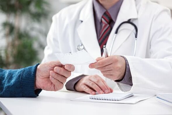 O médico dá consellos sobre o tratamento da prostatite